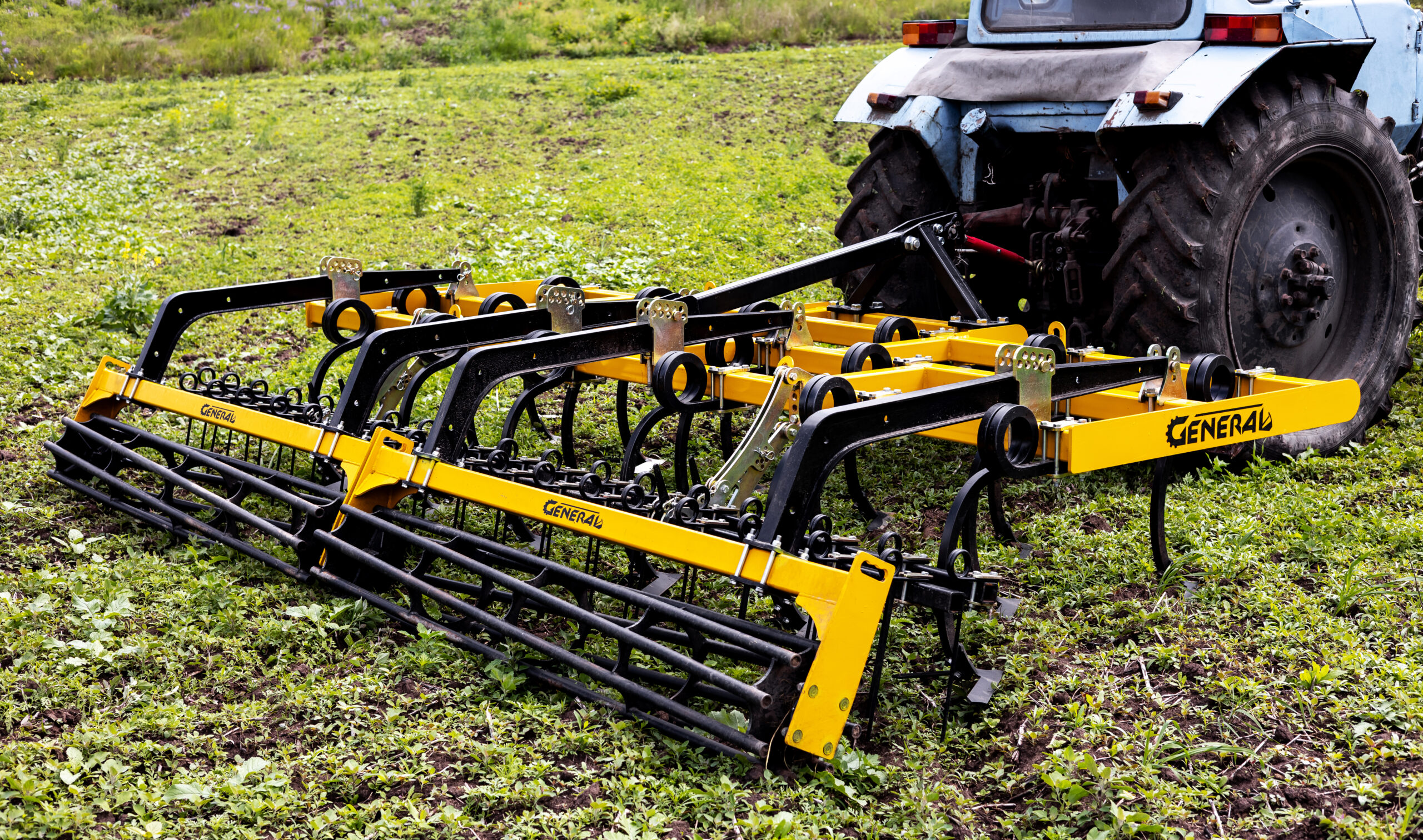 Cultivator solid hinged 3-row General KNS 4 (on a two-row rack) Cultivator solid hinged 3-row General KNS 4 (on a two-row rack)
