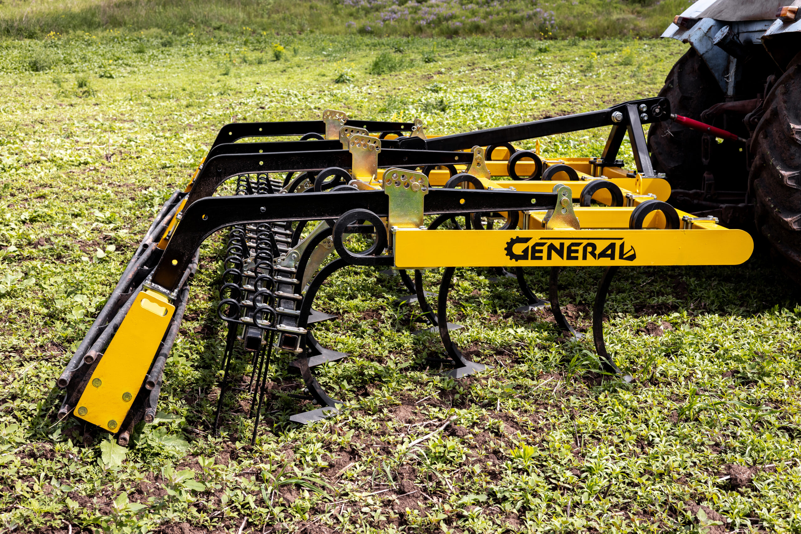 Cultivator solid hinged 3-row General KNS 4 (on a two-row rack) Cultivator solid hinged 3-row General KNS 4 (on a two-row rack)