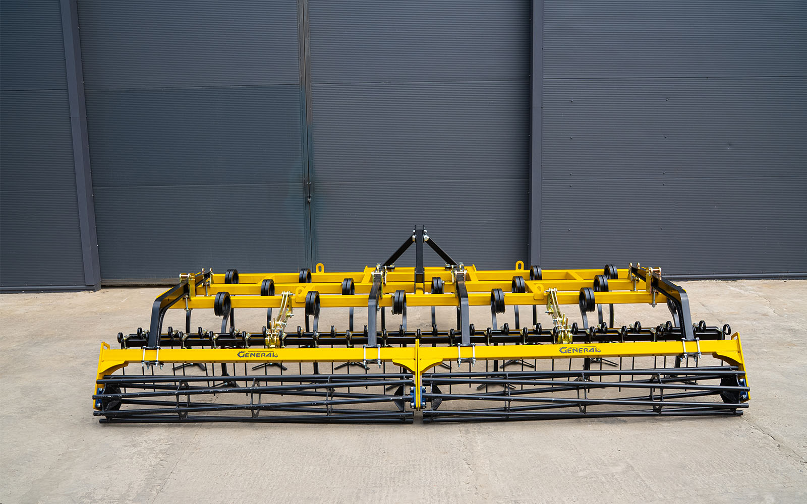 Cultivator solid hinged 3-row General KNS 4 (on a two-row rack) Cultivator solid hinged 3-row General KNS 4 (on a two-row rack)