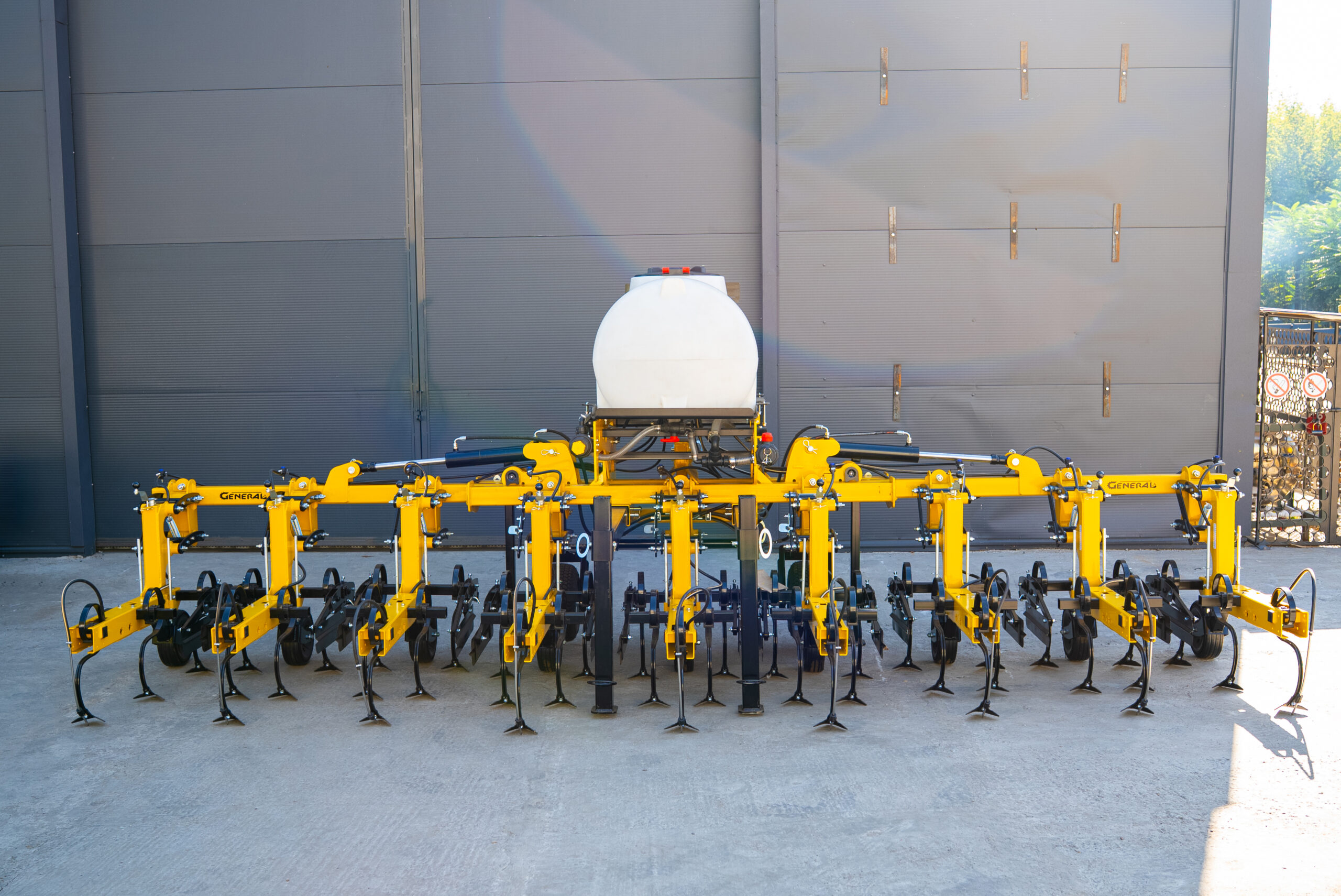 Прополочный культиватор General КРН 5.6м с бочкой для жидких удобрений Прополочный культиватор General КРН 5.6м с бочкой для жидких удобрений