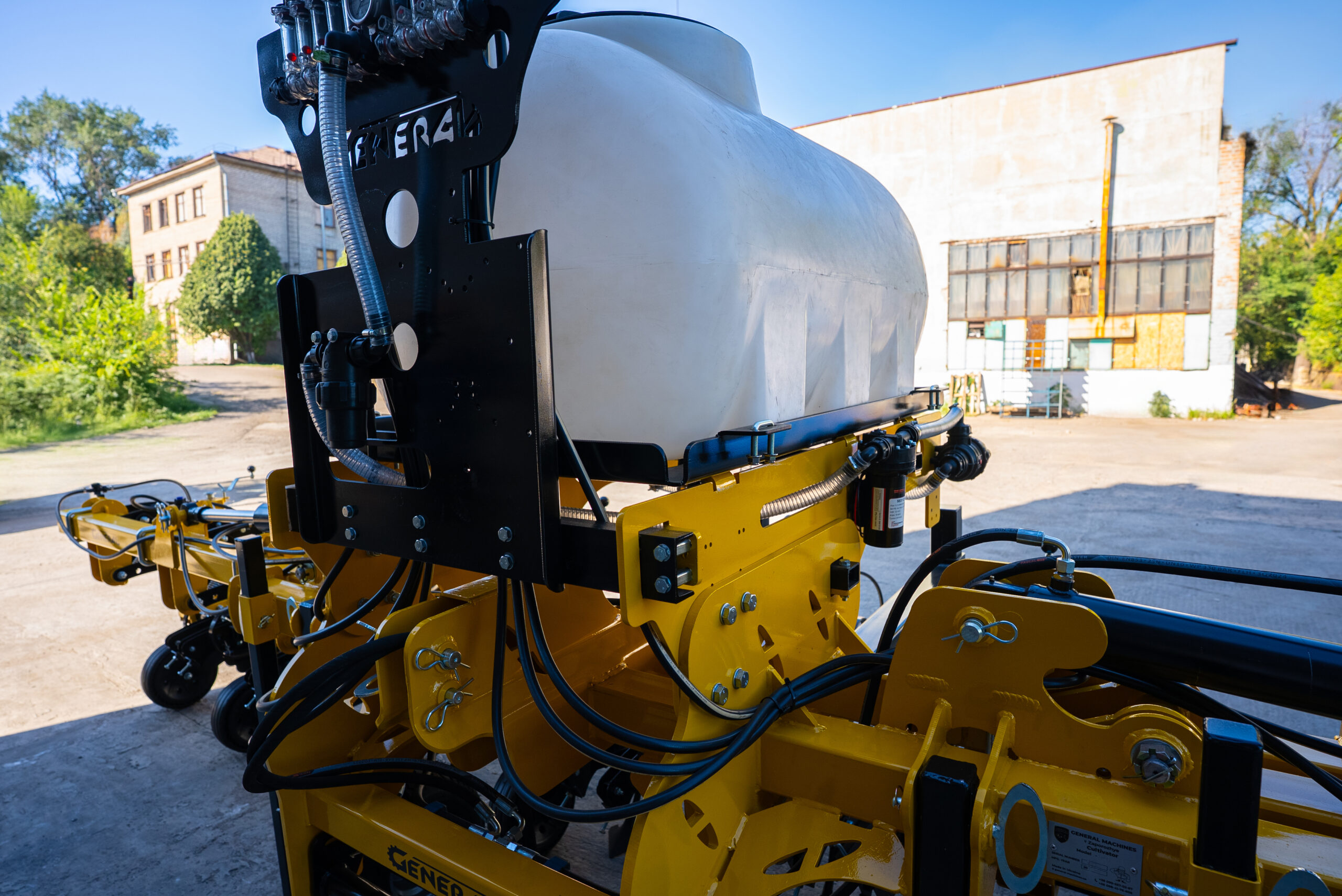 Прополочный культиватор General КРН 5.6м с бочкой для жидких удобрений Прополочный культиватор General КРН 5.6м с бочкой для жидких удобрений