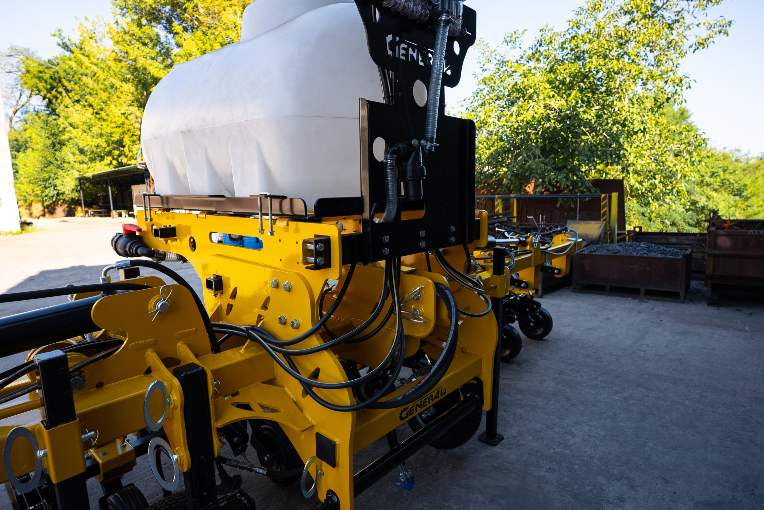 Прополочный культиватор General КРН 5.6м с бочкой для жидких удобрений Прополочный культиватор General КРН 5.6м с бочкой для жидких удобрений