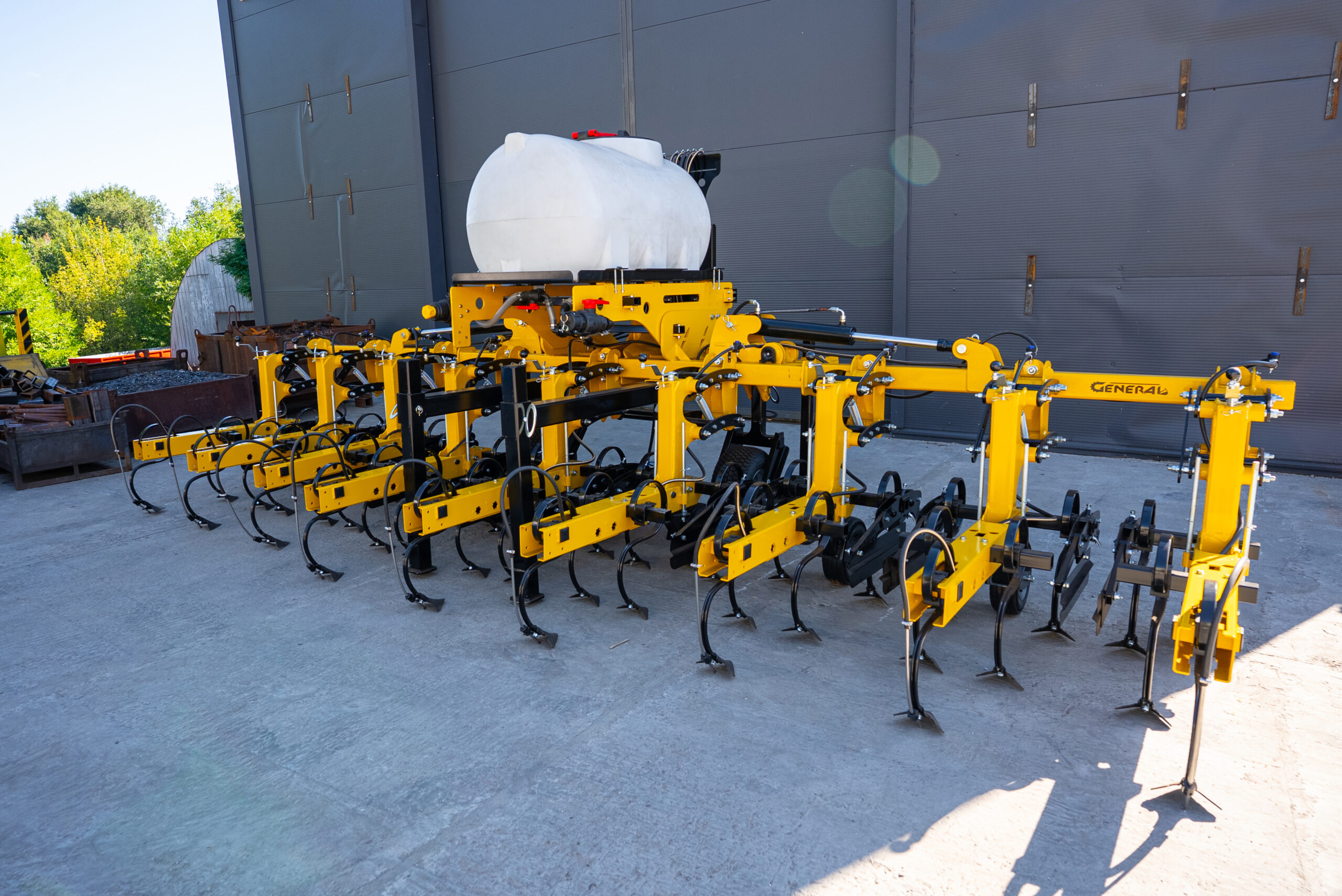 Прополочный культиватор General КРН 5.6м с бочкой для жидких удобрений Прополочный культиватор General КРН 5.6м с бочкой для жидких удобрений