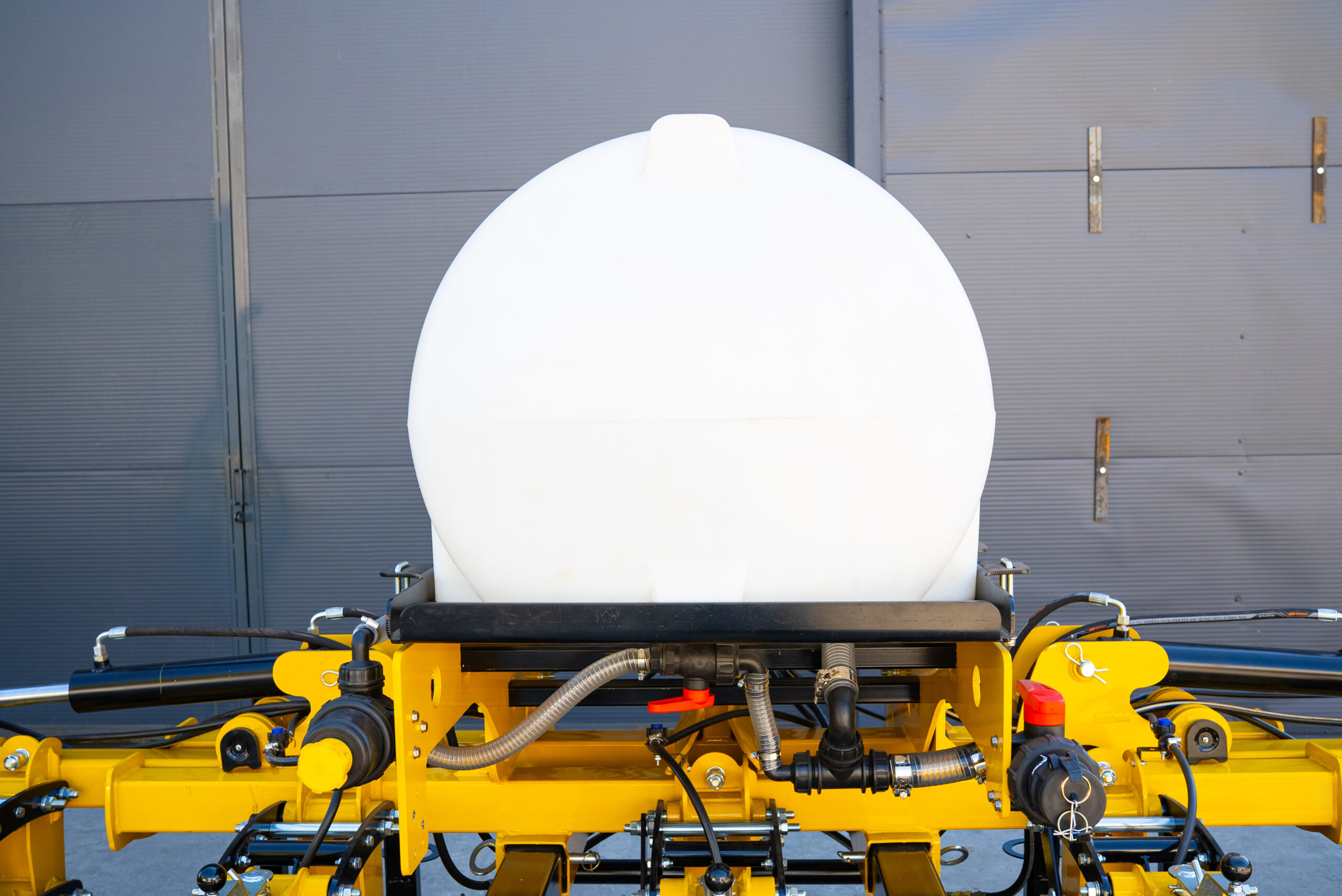 Прополочный культиватор General КРН 5.6м с бочкой для жидких удобрений Прополочный культиватор General КРН 5.6м с бочкой для жидких удобрений