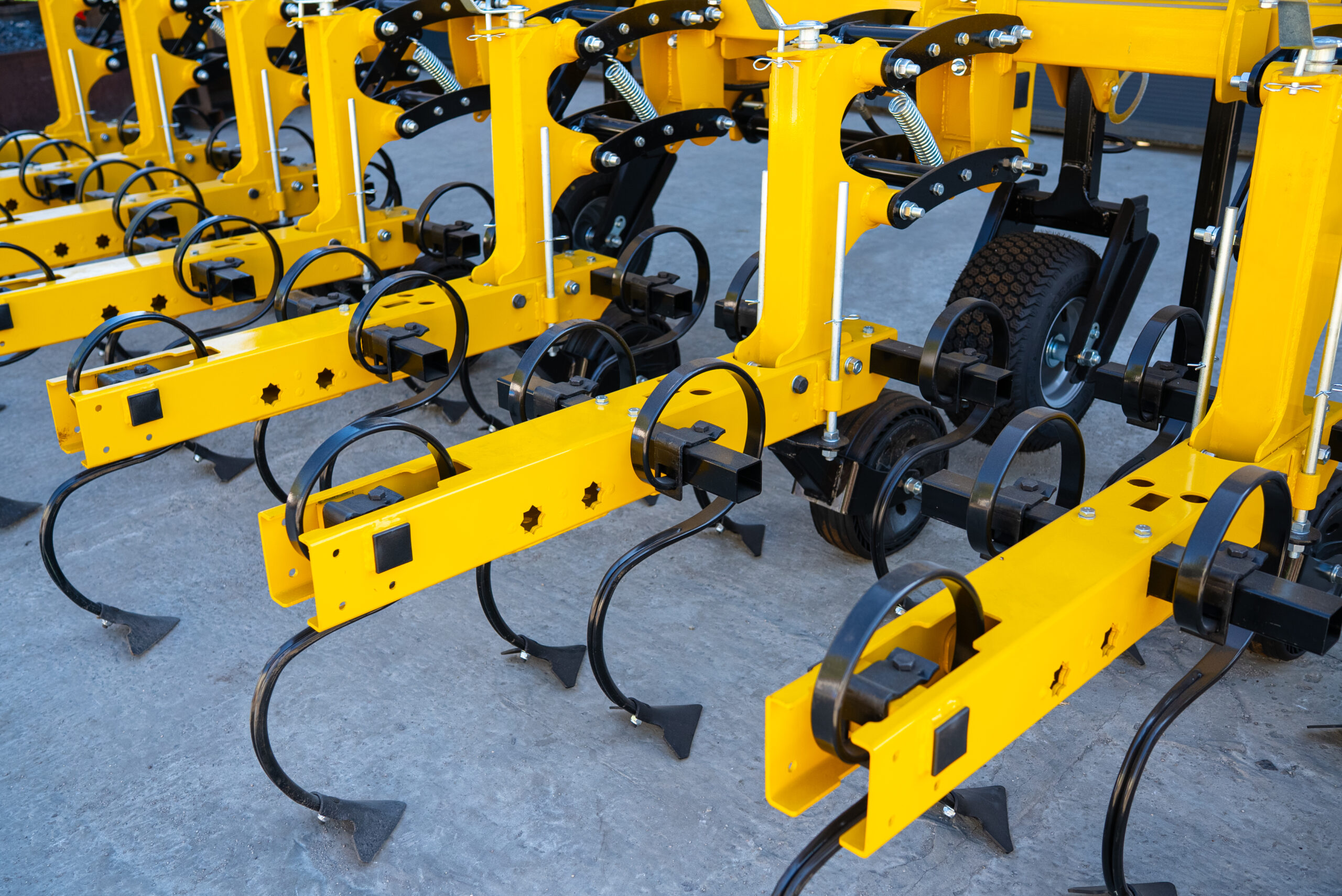 Прополочный культиватор General КРН 5.6м на сплошной раме с бочкой для жидких удобрений Прополочный культиватор General КРН 5.6м на сплошной раме с бочкой для жидких удобрений