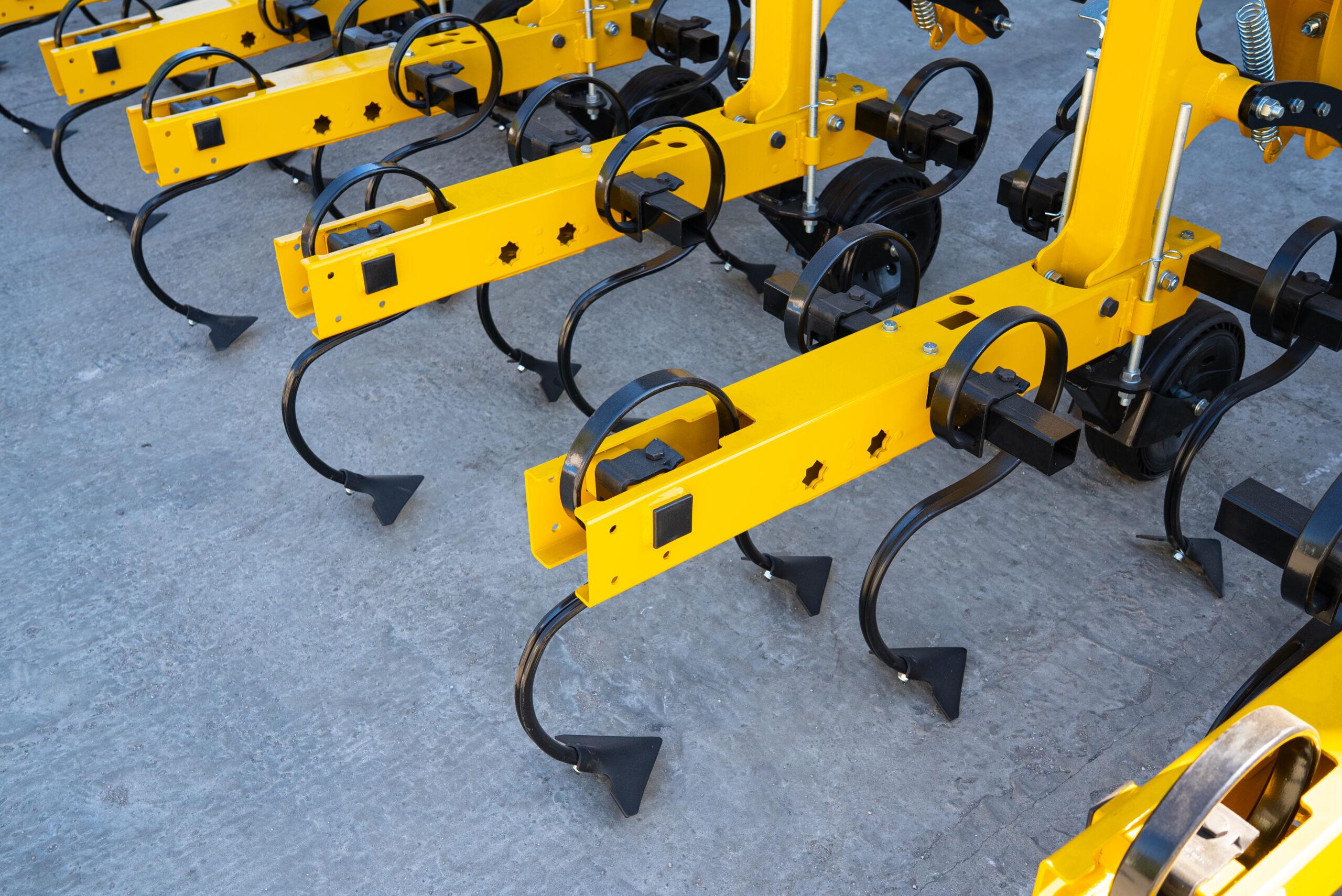 Прополочный культиватор General КРН 5.6м на сплошной раме с бочкой для жидких удобрений Прополочный культиватор General КРН 5.6м на сплошной раме с бочкой для жидких удобрений