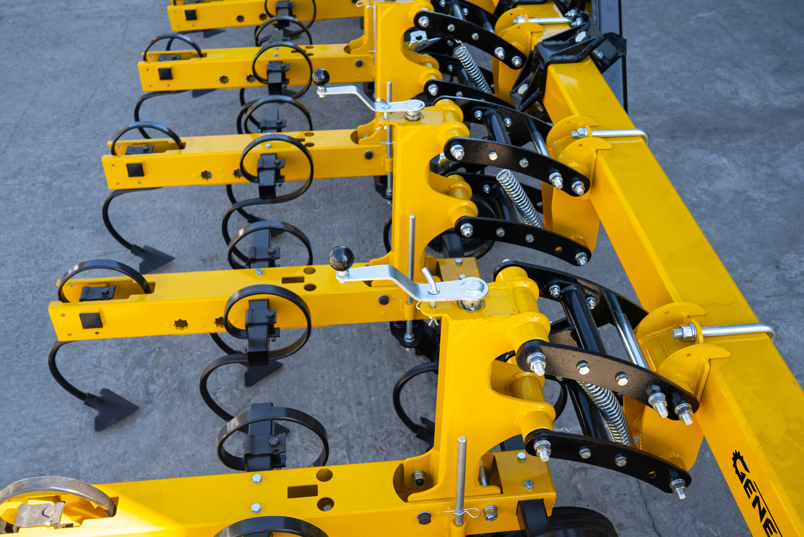 Прополочный культиватор General КРН 5.6м на сплошной раме с бочкой для жидких удобрений Прополочный культиватор General КРН 5.6м на сплошной раме с бочкой для жидких удобрений