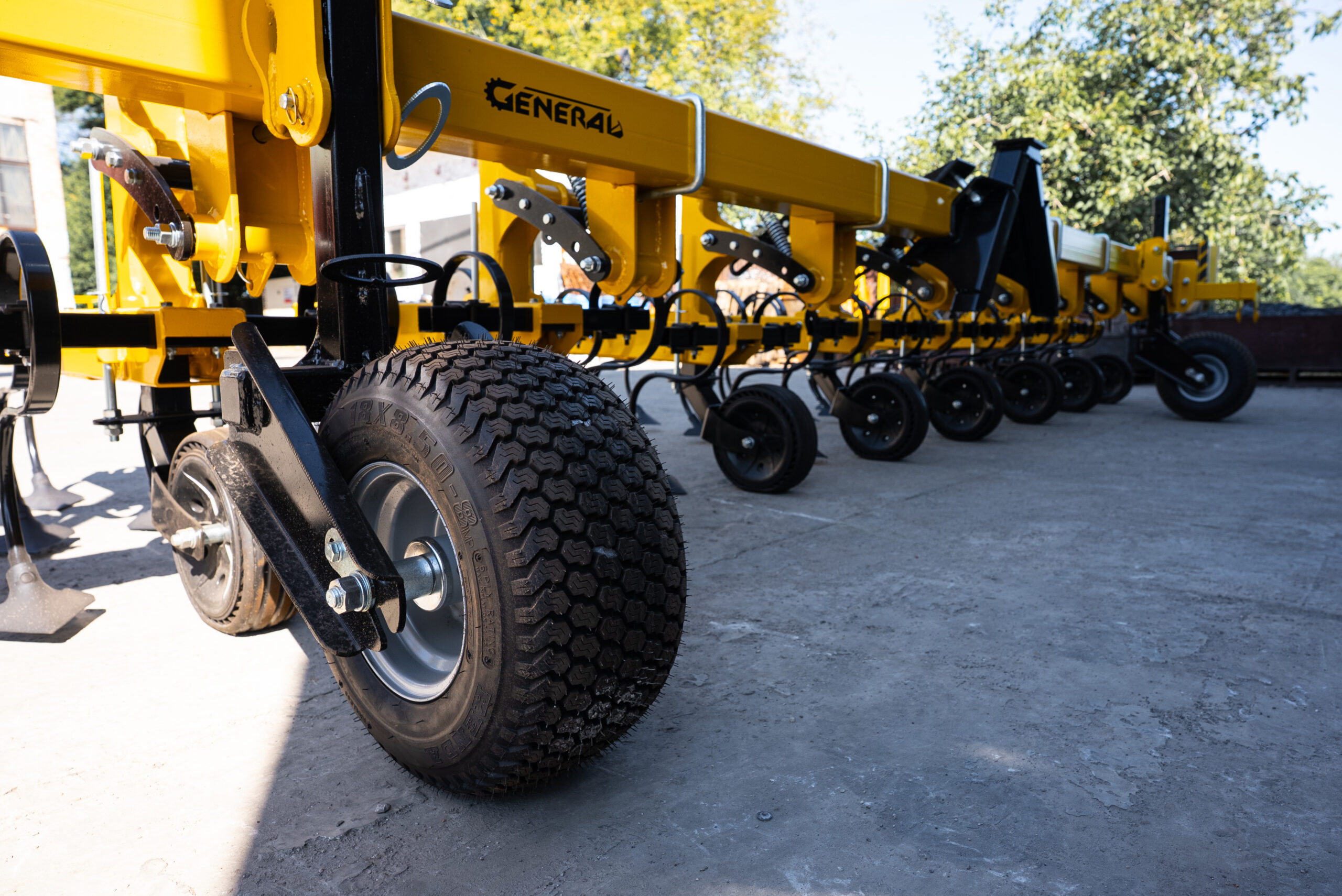 Прополочный культиватор General КРН 5.6м на сплошной раме с бочкой для жидких удобрений Прополочный культиватор General КРН 5.6м на сплошной раме с бочкой для жидких удобрений