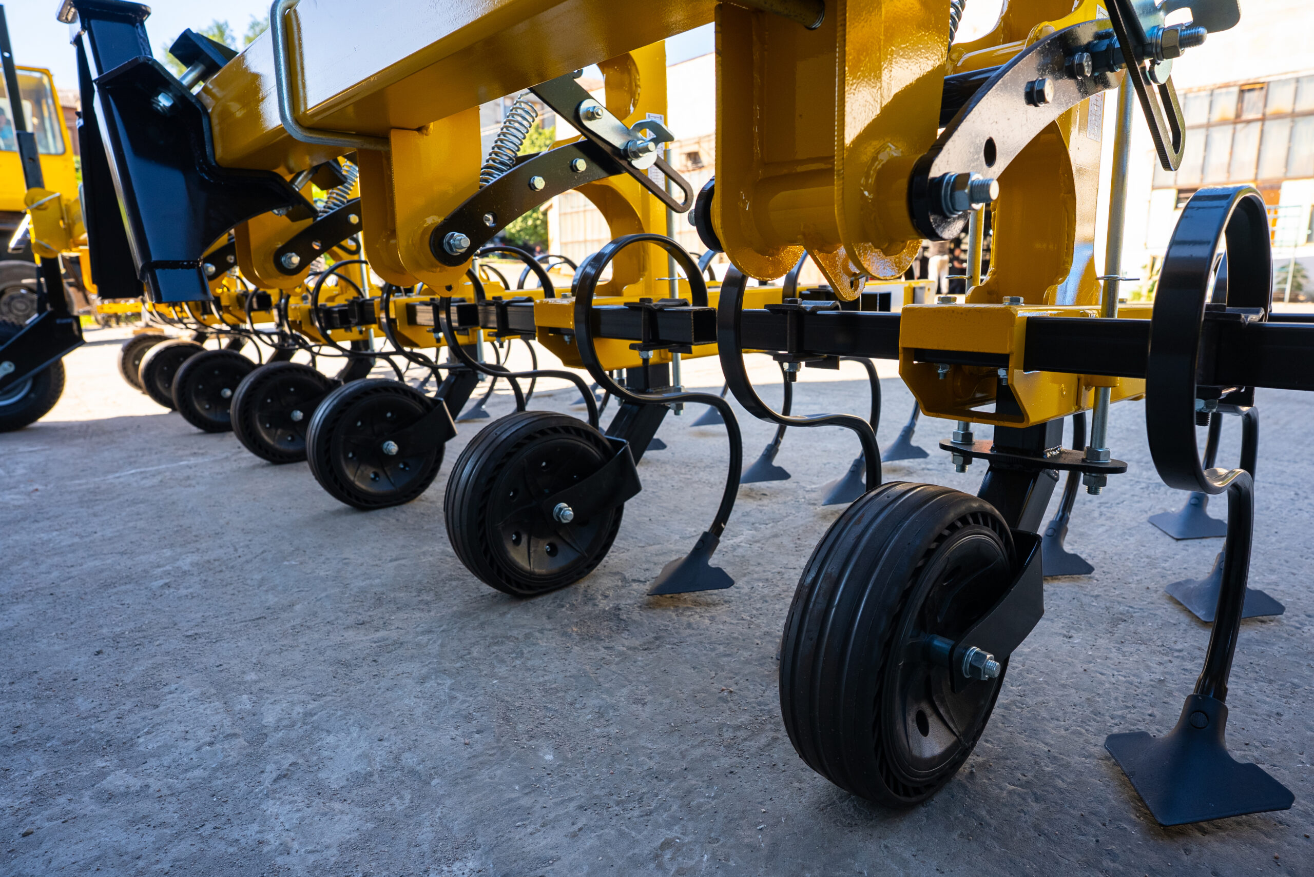 Прополочный культиватор General КРН 5.6м на сплошной раме с бочкой для жидких удобрений Прополочный культиватор General КРН 5.6м на сплошной раме с бочкой для жидких удобрений