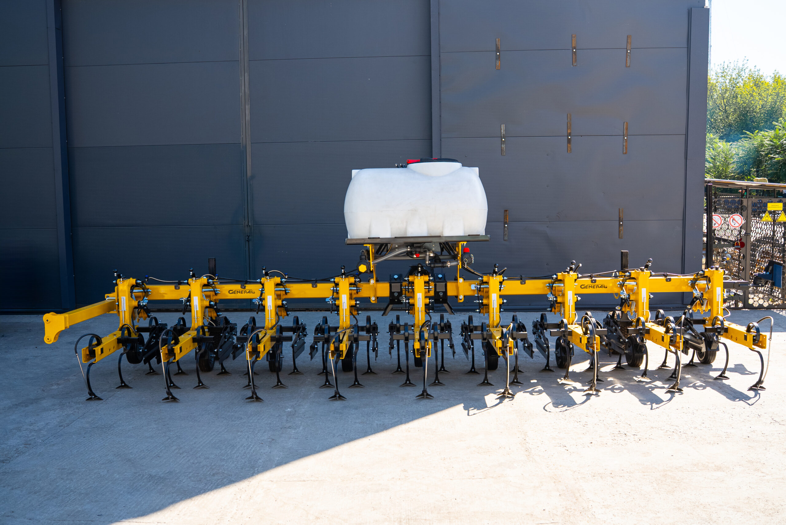 Прополочный культиватор General КРН 5.6м на сплошной раме с бочкой для жидких удобрений Прополочный культиватор General КРН 5.6м на сплошной раме с бочкой для жидких удобрений