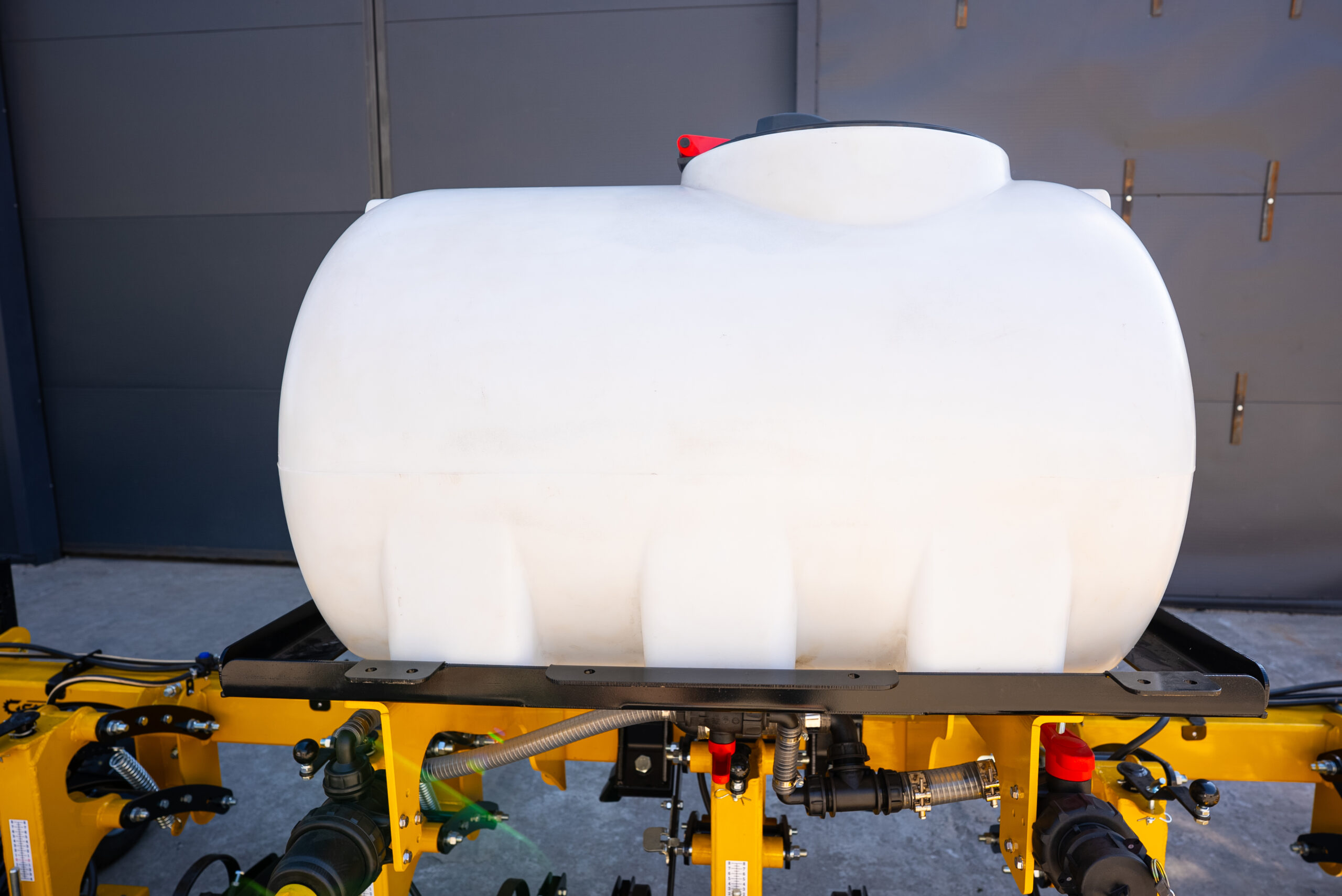 Прополочный культиватор General КРН 5.6м с бочкой для жидких удобрений Прополочный культиватор General КРН 5.6м с бочкой для жидких удобрений