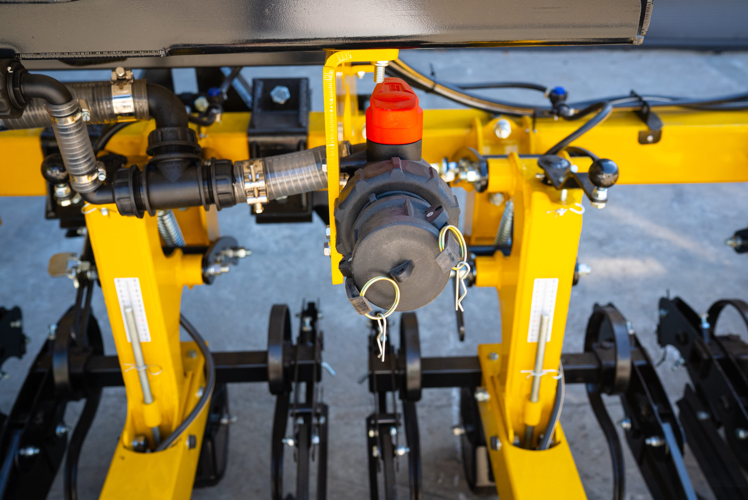 Прополочный культиватор General КРН 5.6м с бочкой для жидких удобрений Прополочный культиватор General КРН 5.6м с бочкой для жидких удобрений