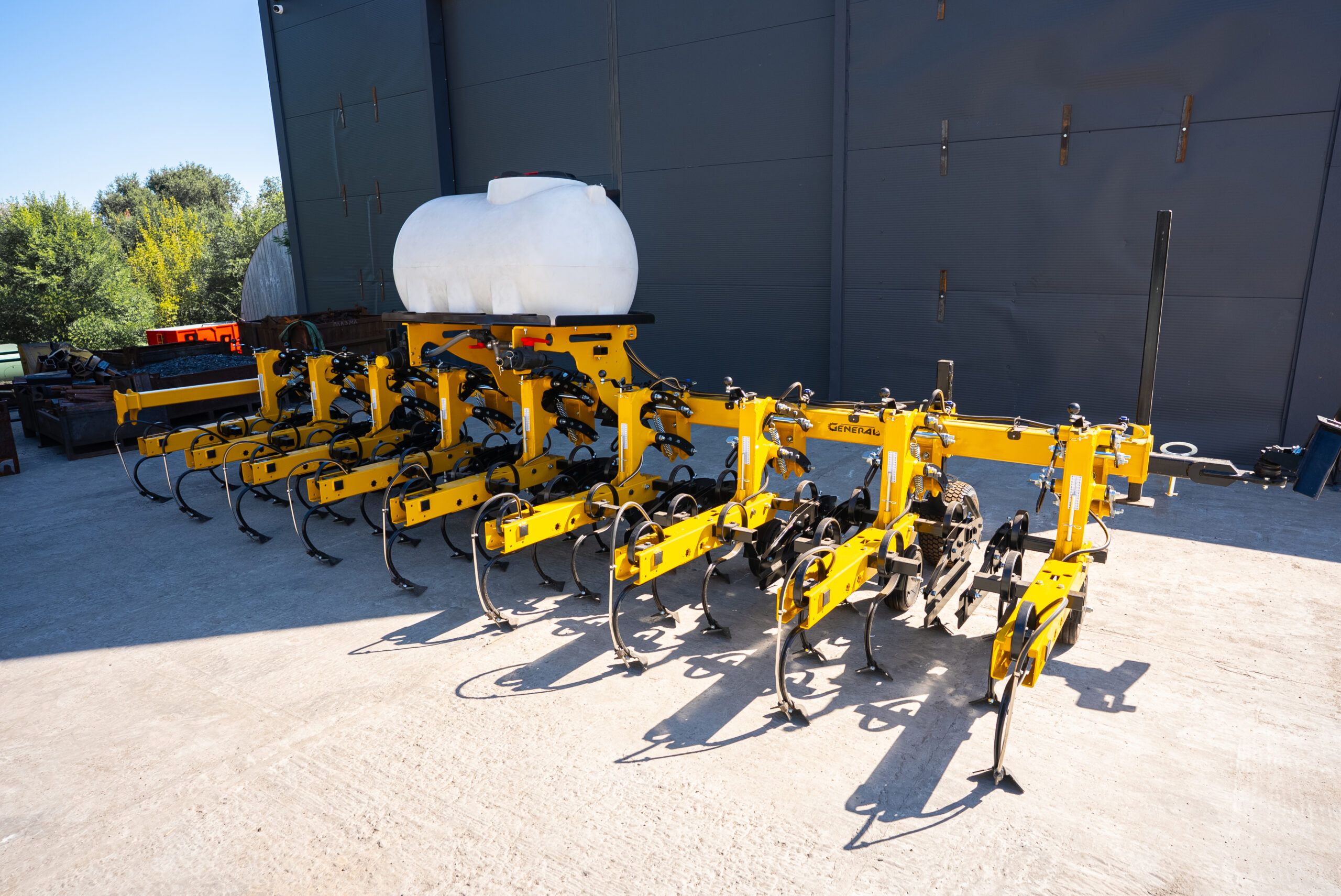 Прополочный культиватор General КРН 5.6м на сплошной раме с бочкой для жидких удобрений Прополочный культиватор General КРН 5.6м на сплошной раме с бочкой для жидких удобрений