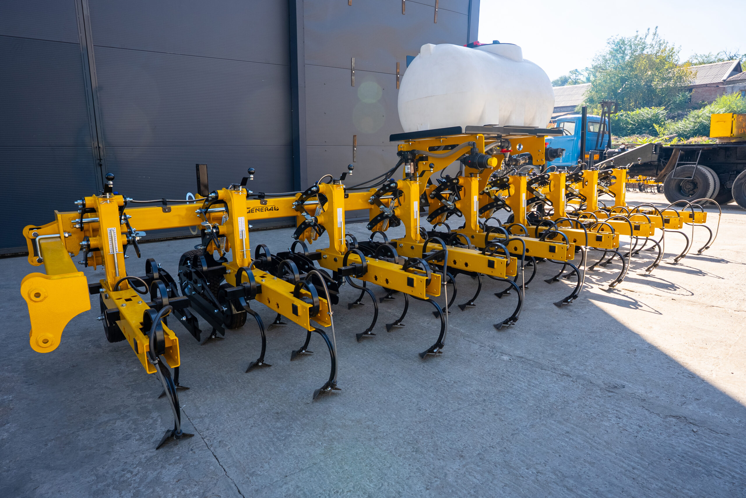 Прополочный культиватор General КРН 5.6м на сплошной раме с бочкой для жидких удобрений Прополочный культиватор General КРН 5.6м на сплошной раме с бочкой для жидких удобрений