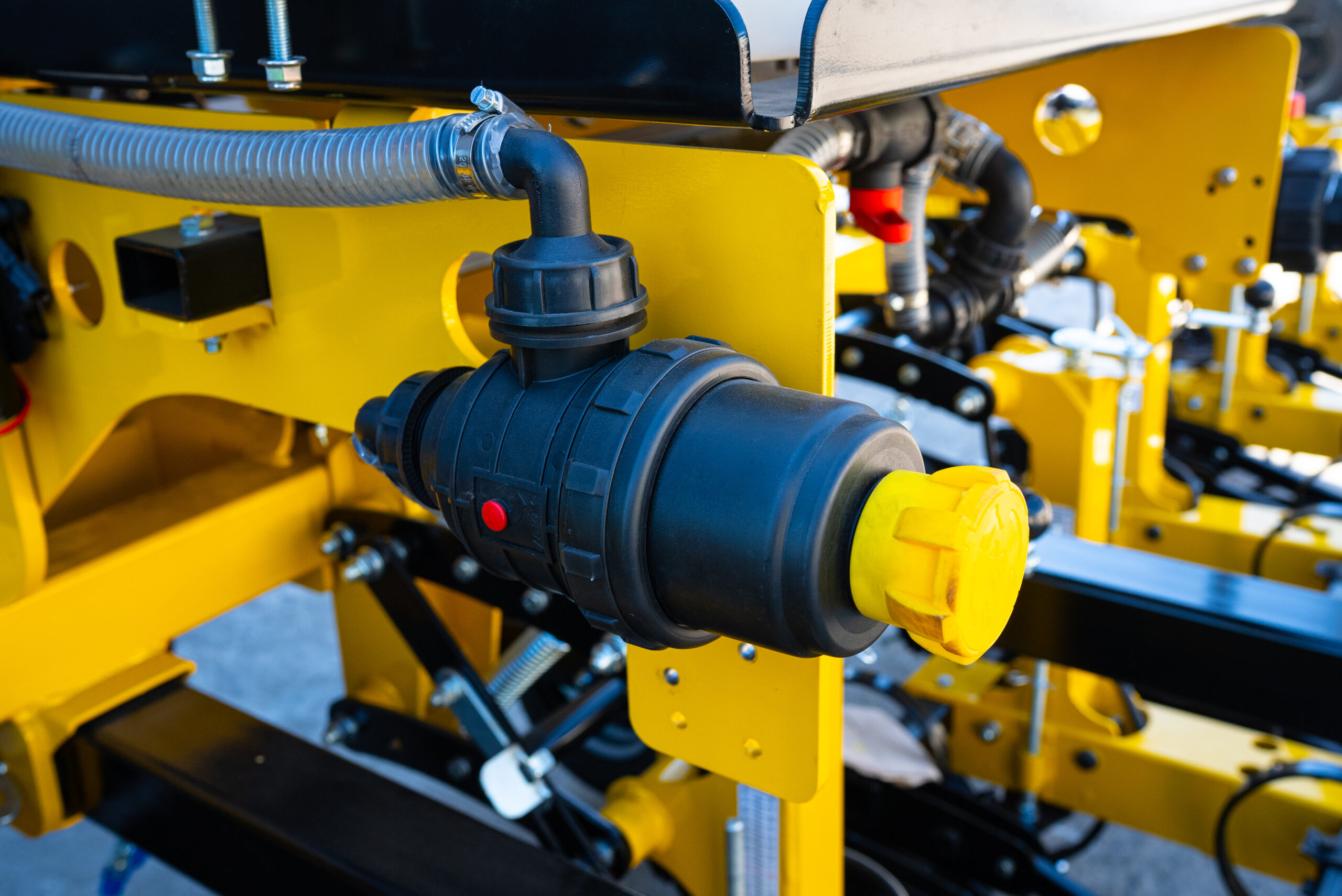 Прополочный культиватор General КРН 5.6м с бочкой для жидких удобрений Прополочный культиватор General КРН 5.6м с бочкой для жидких удобрений